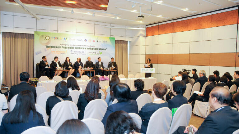 Signing the MoU for the 'Development Program for Biopharmaceuticals and Vaccine'  at Thailand Lab International 2017.